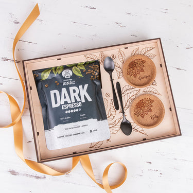 Kavos rinkinys KLASIK medinėje dėžutėje su pritaikytu motyvu 